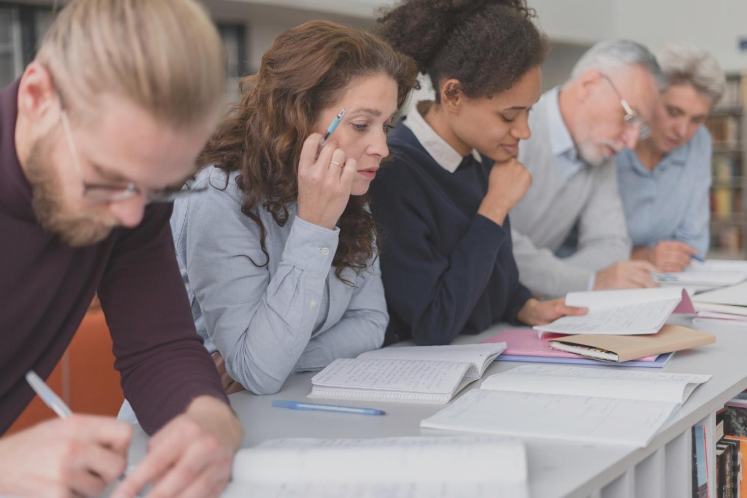Sesión de análisis financiero revisando datos operativos reales