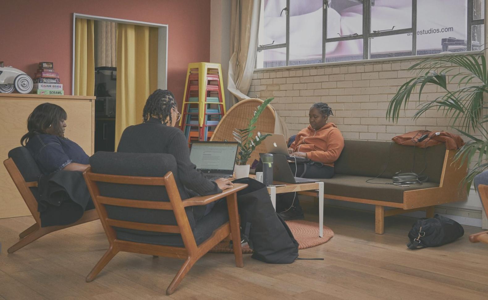 Equipo analizando datos financieros en reunión estratégica